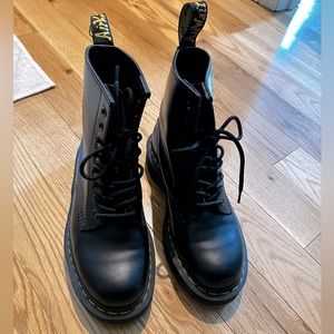 Dr. Martens Air Wait LIKE NEW